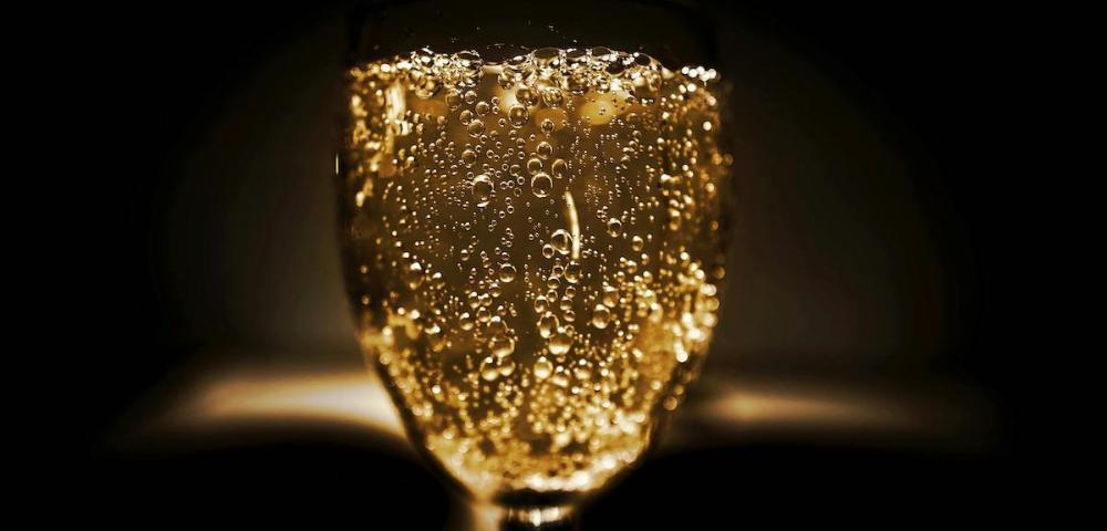 champagneglas met bubbels